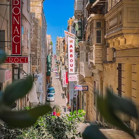 3-bedroom Townhouse Apartment *